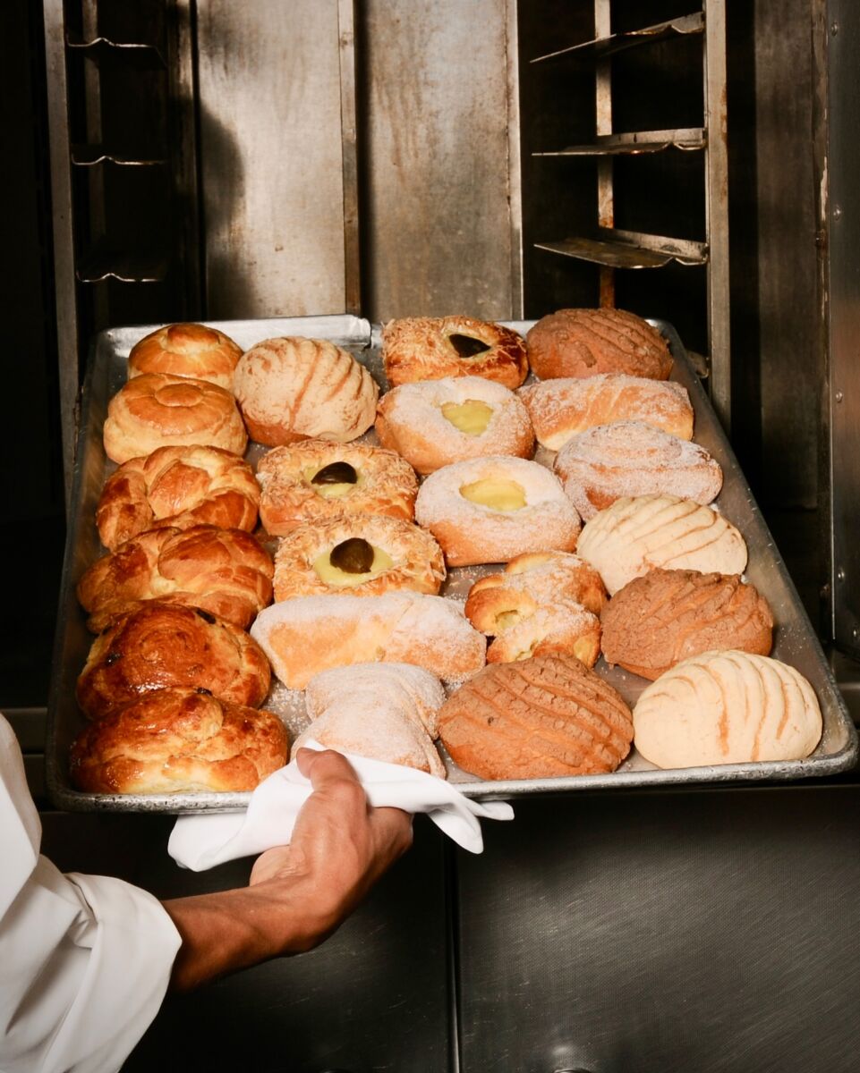 Conchas con nata y una taza de chocolate: el desayuno que llevan décadas sirviendo en el Centro Histórico