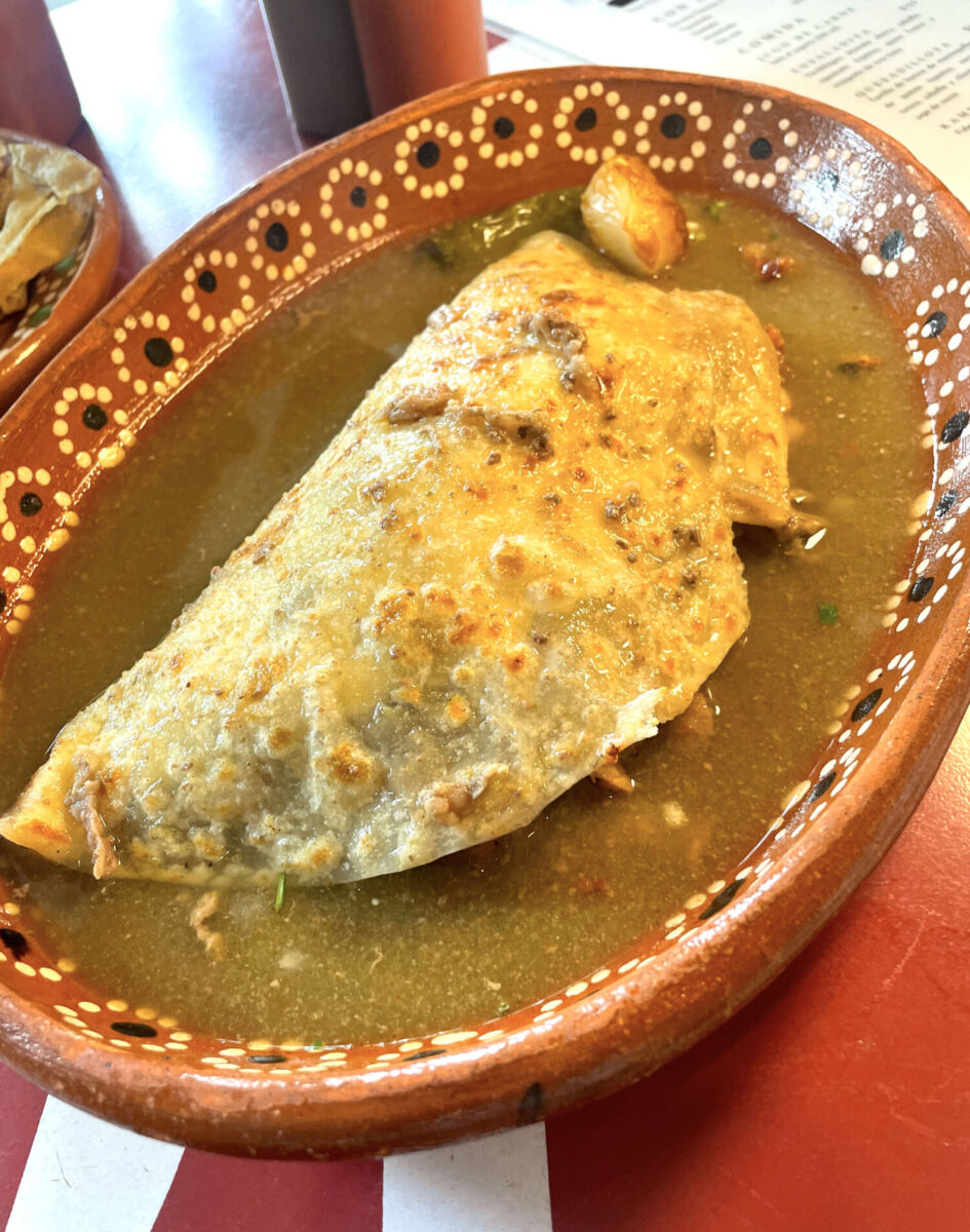 Quesadillota, tortilla de harina bañada en su jugo 