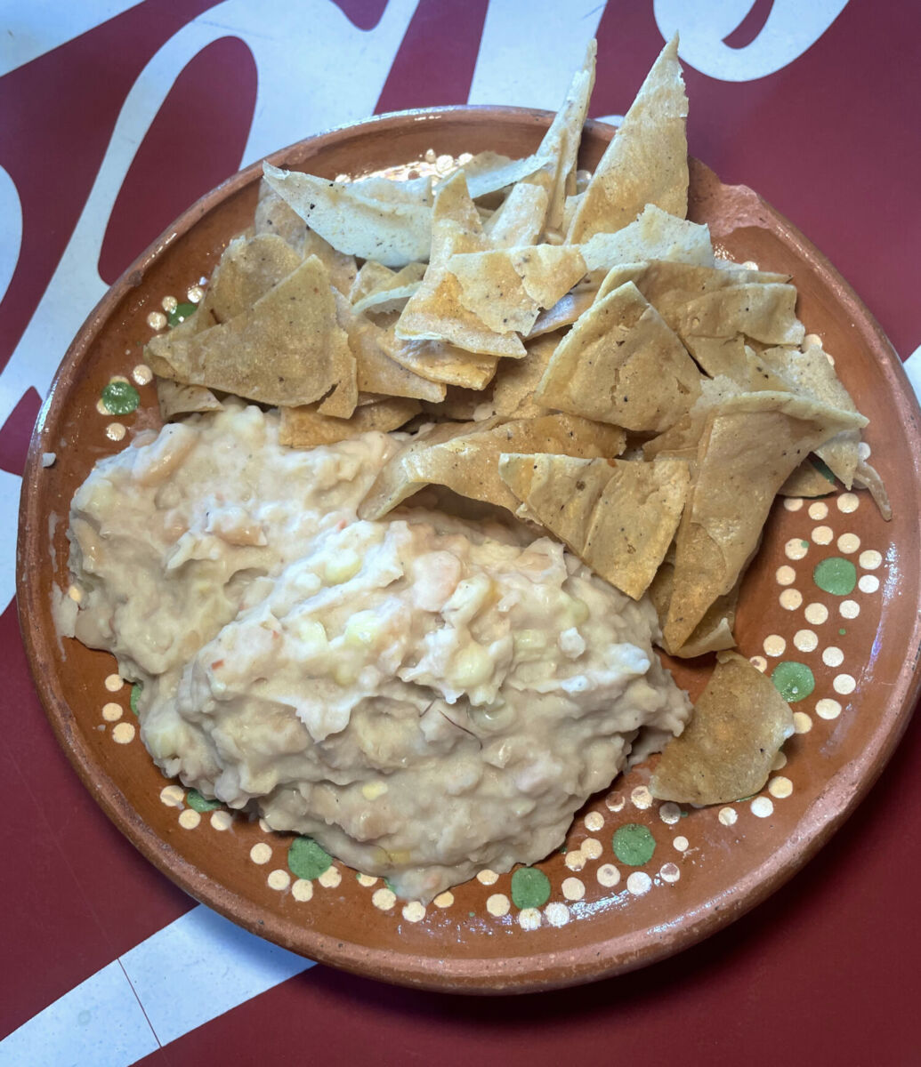 Frijoles tipo Garibaldi con elotes y totopos 