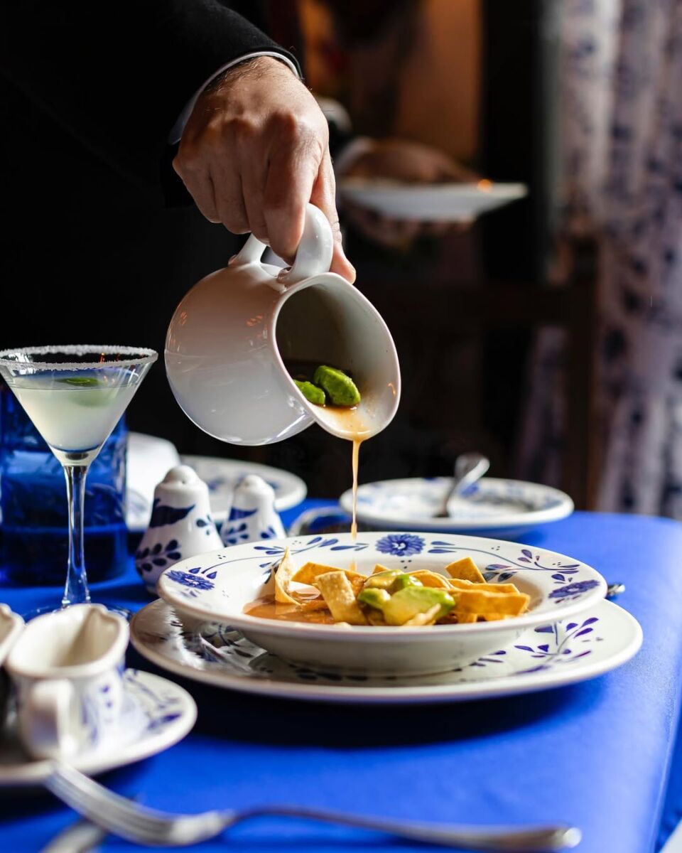 persona sirviendo una sopa 