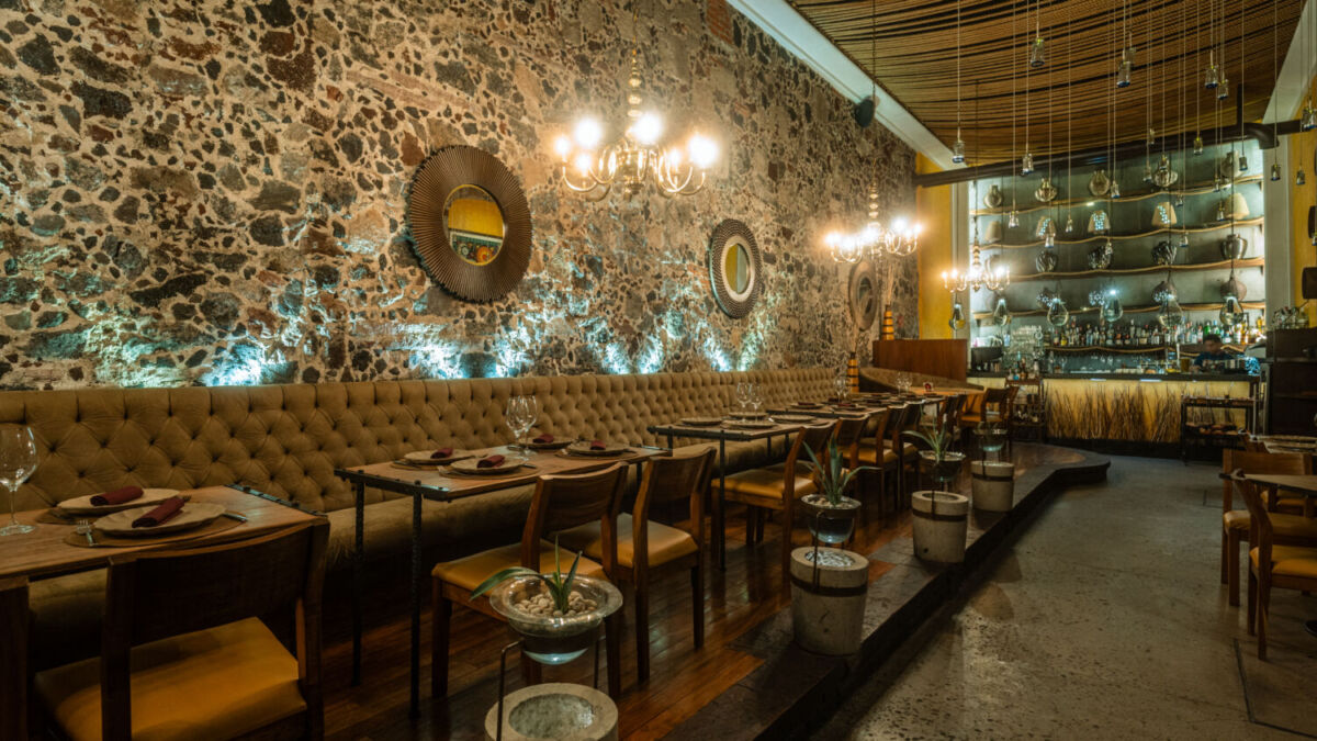 mesas y sillas en un restaurante de piedra 