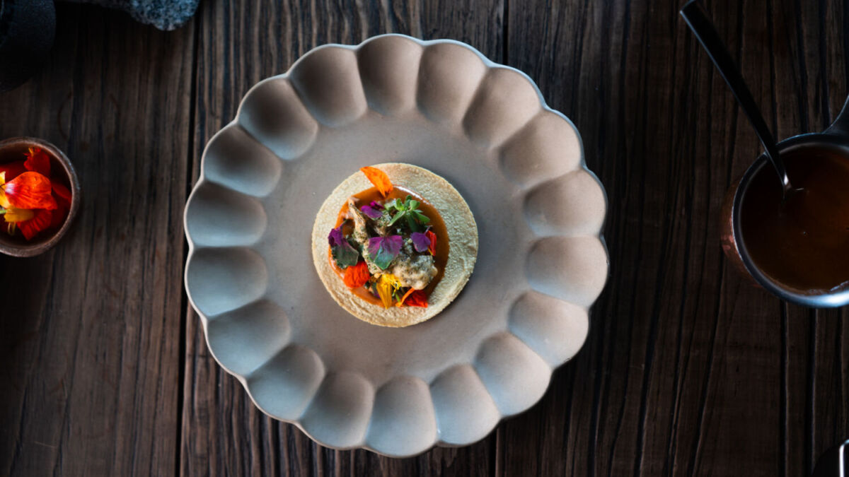 un taco servido en un plato blanco 