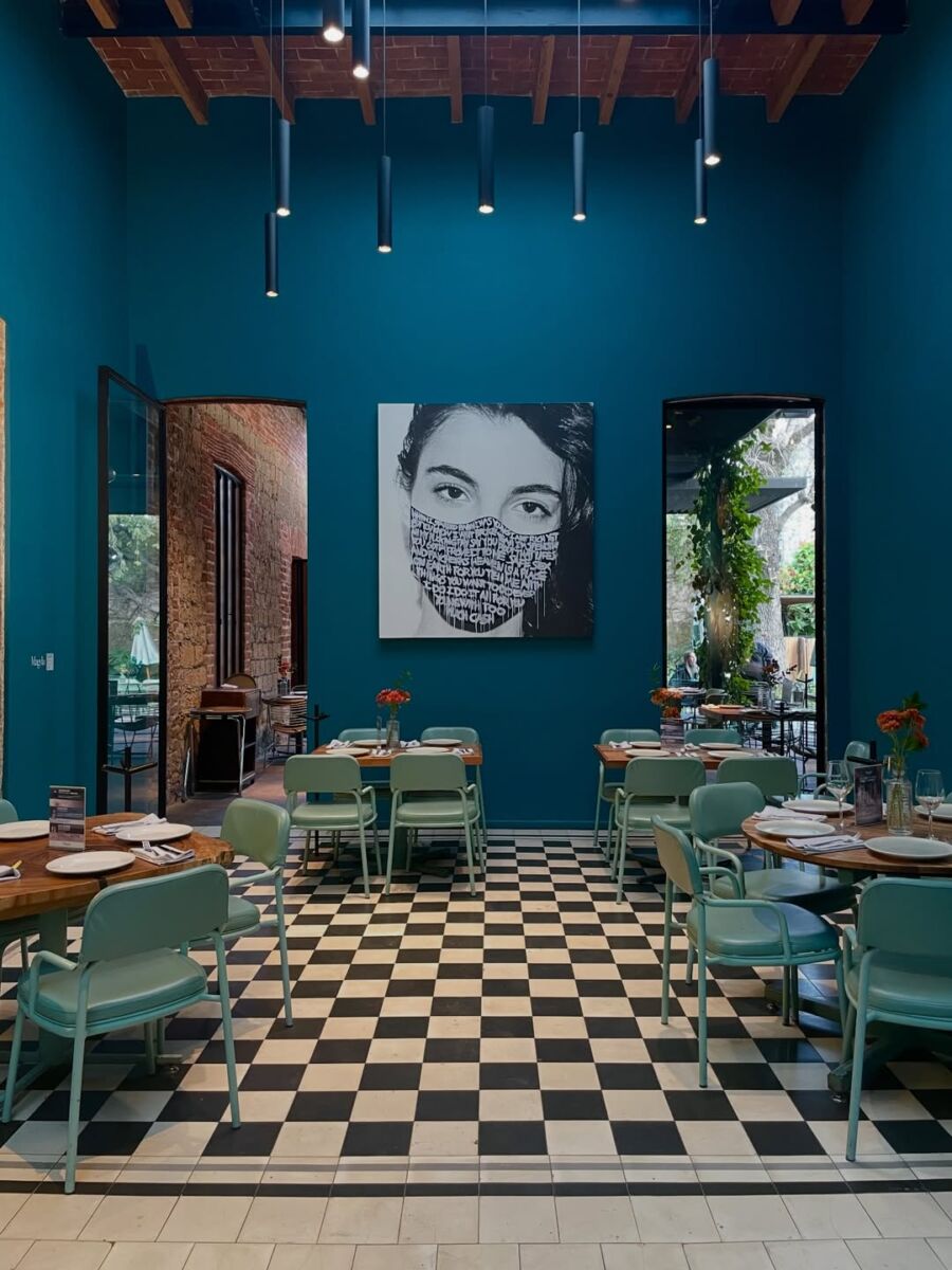 restaurante con obras de arte 
