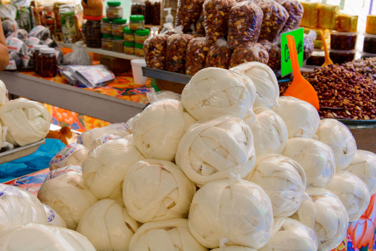 Venta de quesillo en un mercado de Oaxaca