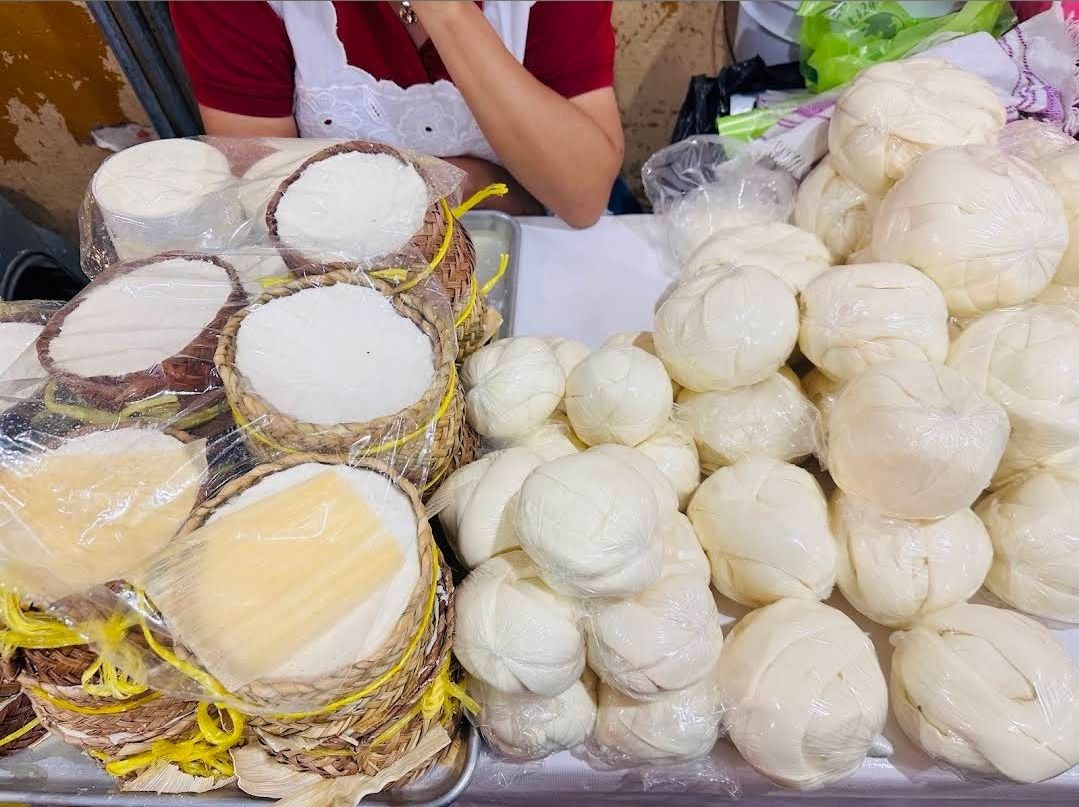 Venta de quesillo en Reyes Etla, Oaxaca