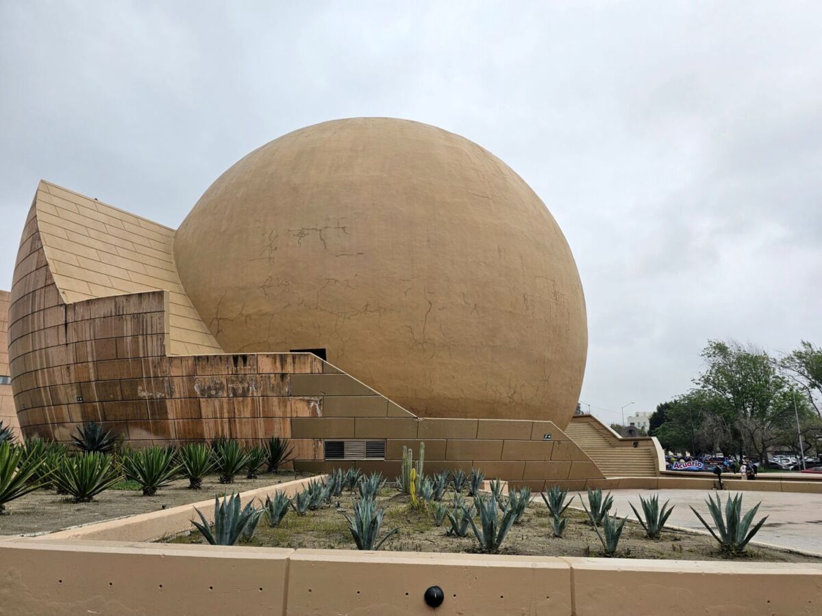 edificio futurista del Centro Cultural Tijuana con un jardín de magueyes
