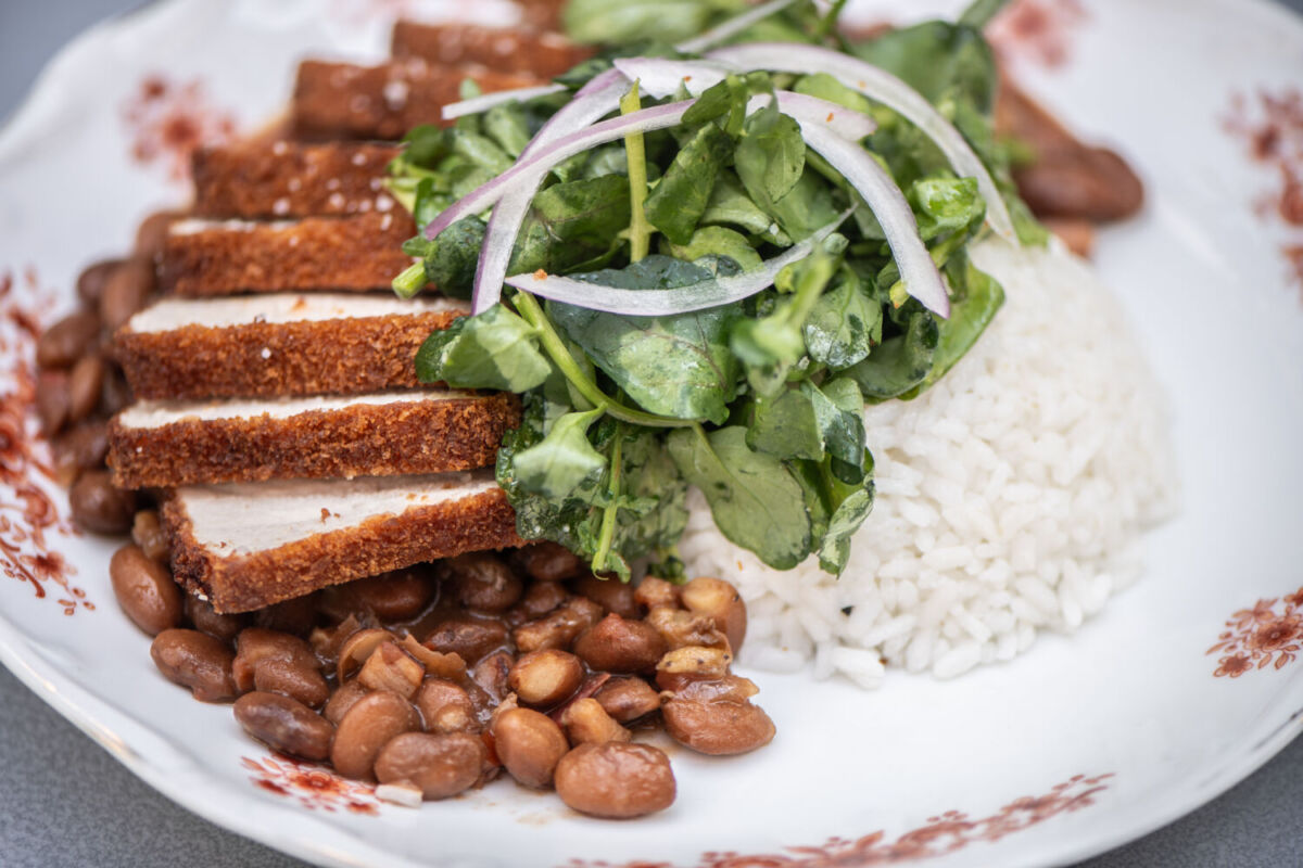 Plato con carne americana, arroz y frijoles