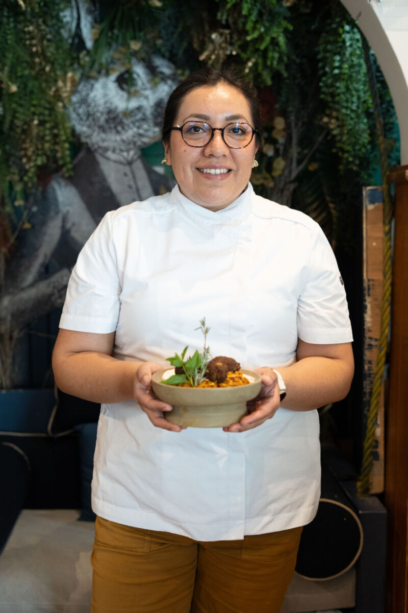 Chef de ONA sosteniendo un platillo