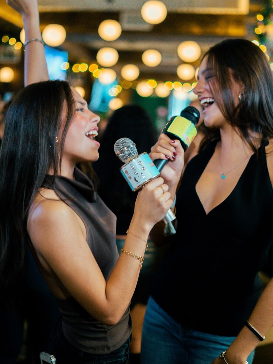 Amigas cantando en Sala de Despecho