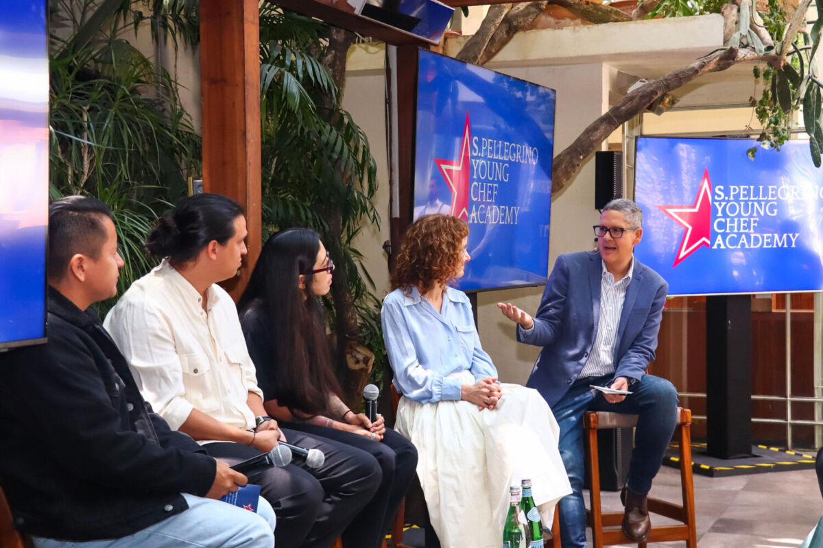 personas conversando en un foro de san pellegrino young chef