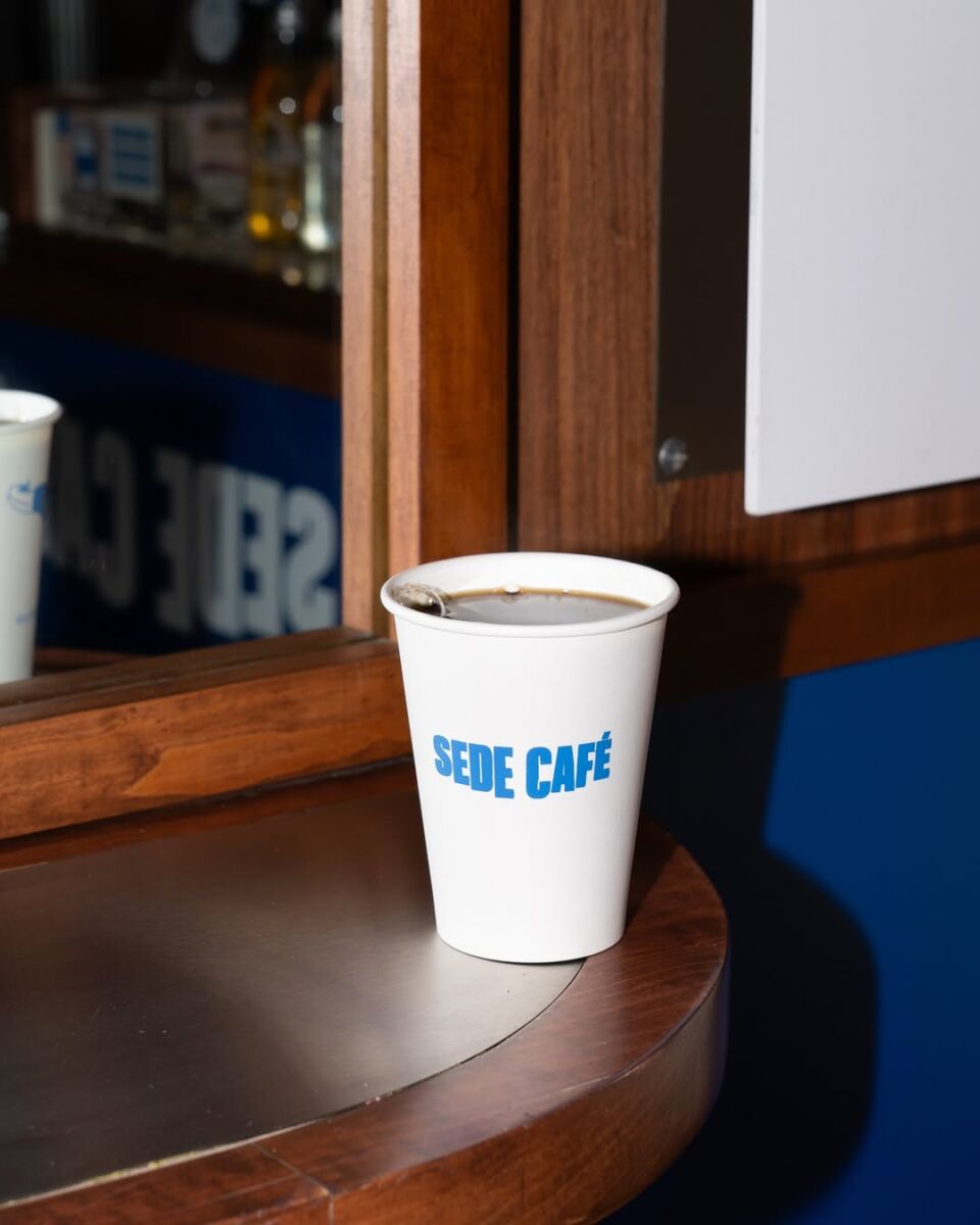 vaso con café americano 