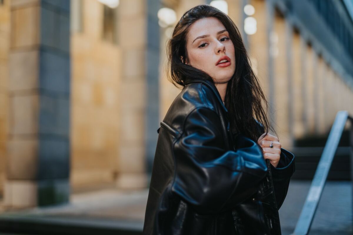 mujer con el pelo marrón en la calle