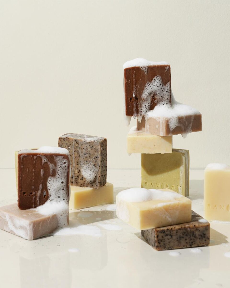 barras de jabón de colores neutros con espuma