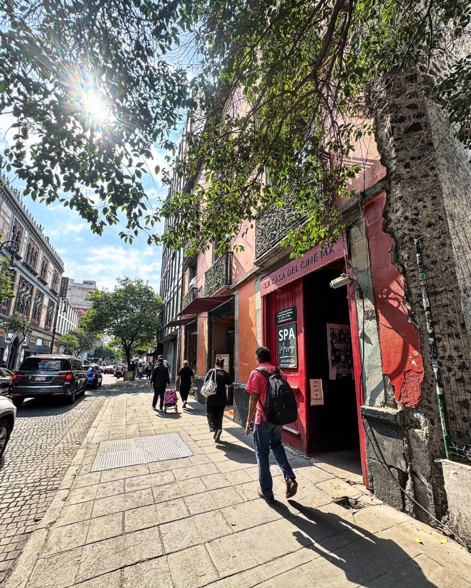 Alguien metió un cine alternativo y un spa dentro de una casona de piedra en el Centro Histórico