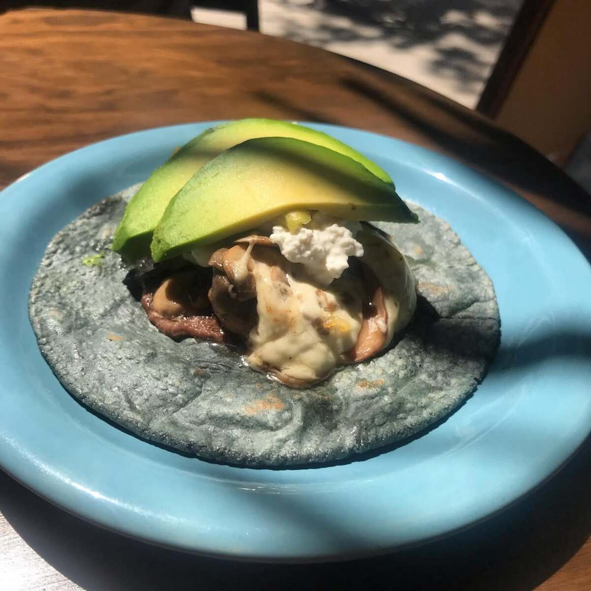Tortillas de maíz azul y 17 tipos de tacos en esta taquería buena, bonita y barata de la Roma Norte
