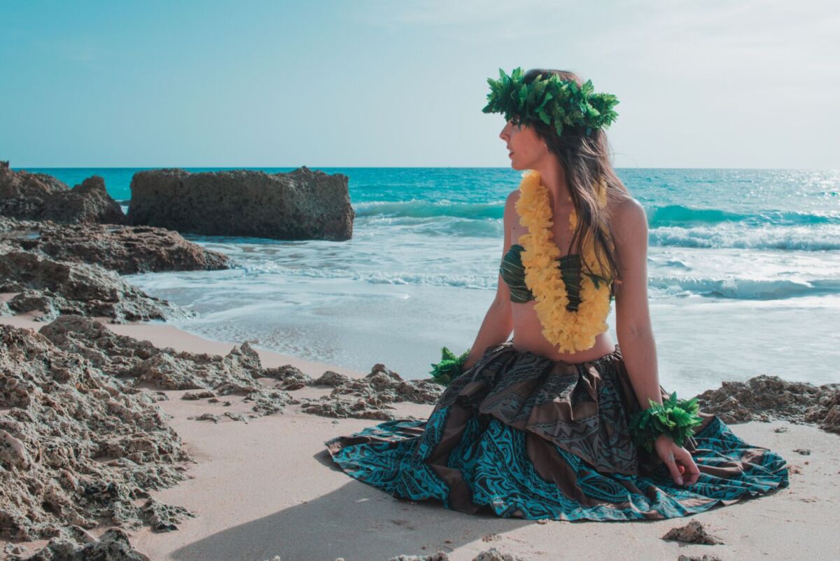 mujer vestida con ropa tradicional