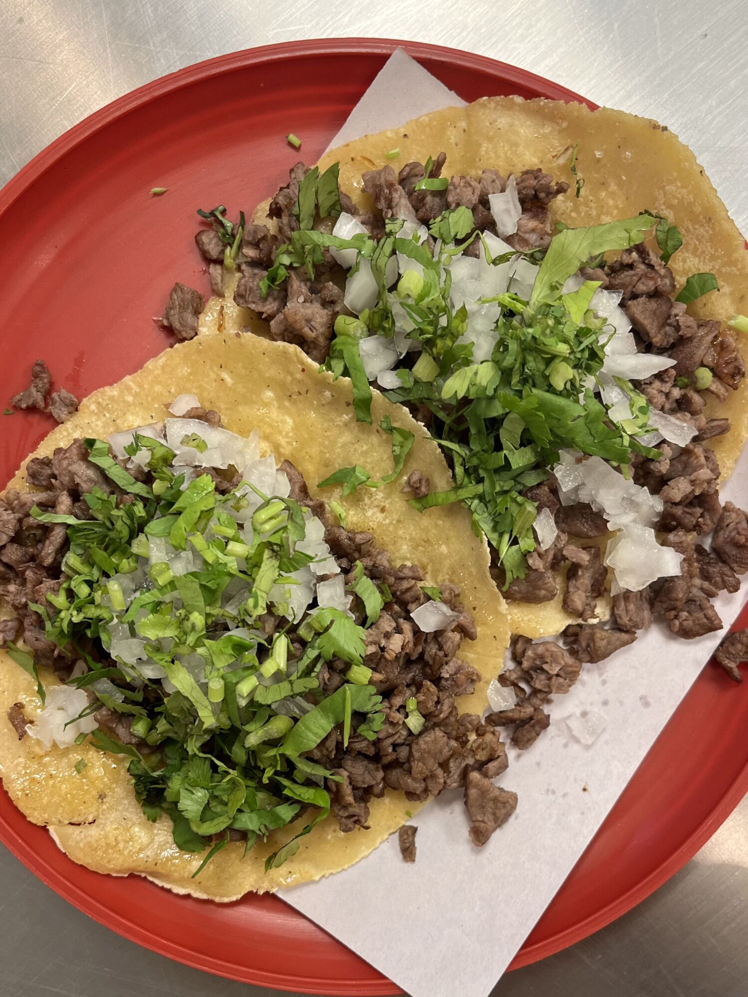 tacos de carne asada con cebolla y cilantro