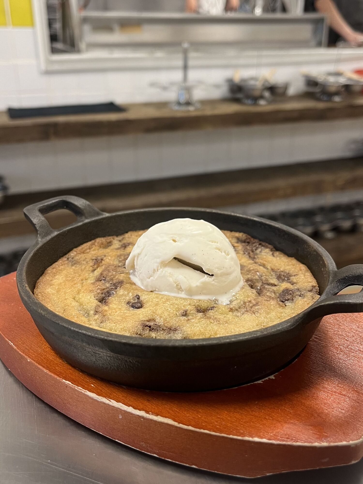 galleta con nieve de vainilla servida en una cazuela de hierro fundido