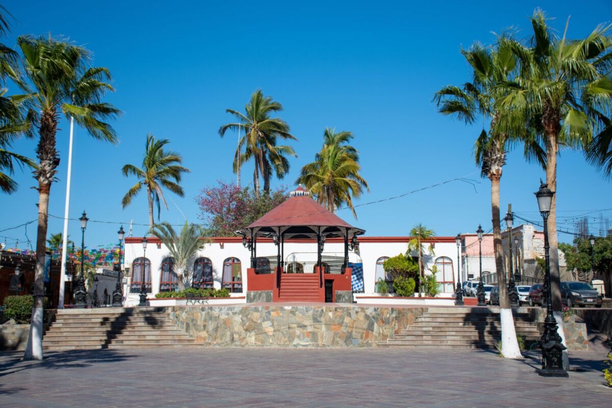 Plaza central de Todos Santos con kiosco colonial, palmeras y cielo azul, Baja California Sur, México