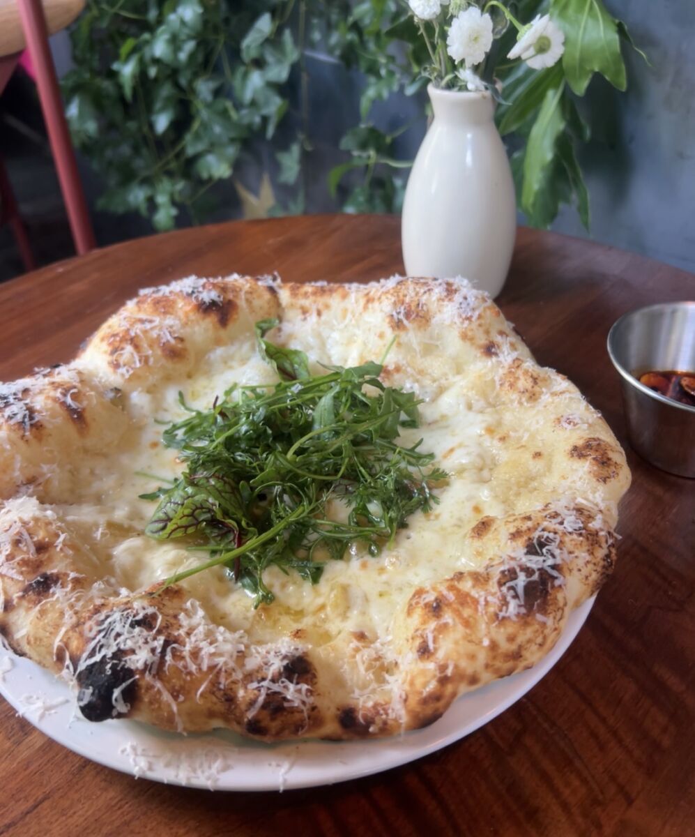 Pizza del restaurante TOSCO estilo napolitano, con masa de larga fermentación.
