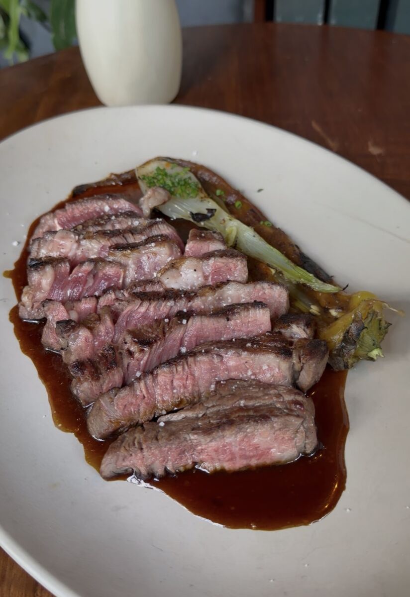 carne cortada con su jugo