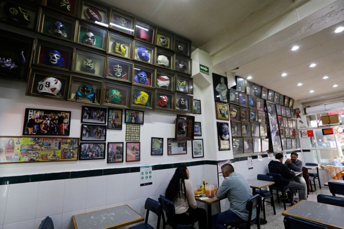 Cantina temática de lucha libre en la CDMX