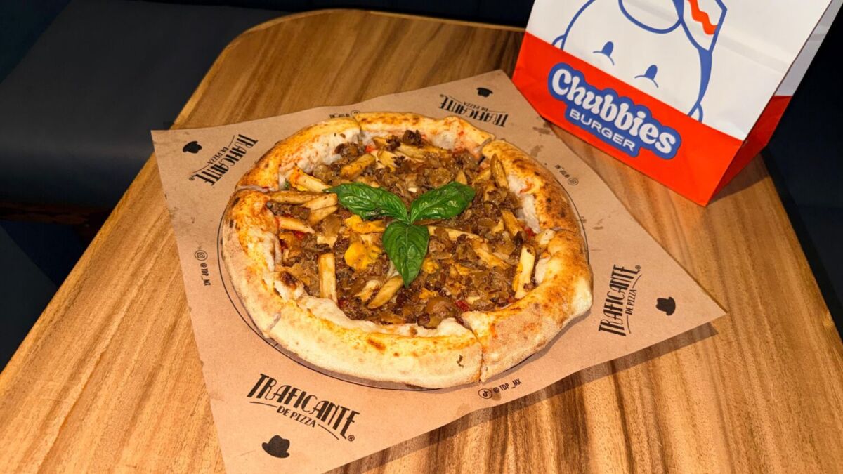 Pizza con ingredientes de hamburguesa en Traficante de Pizza de la CDMX