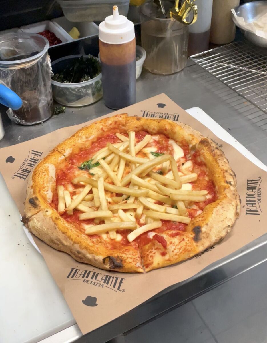 Pizza de masa madre con papas a la francesa