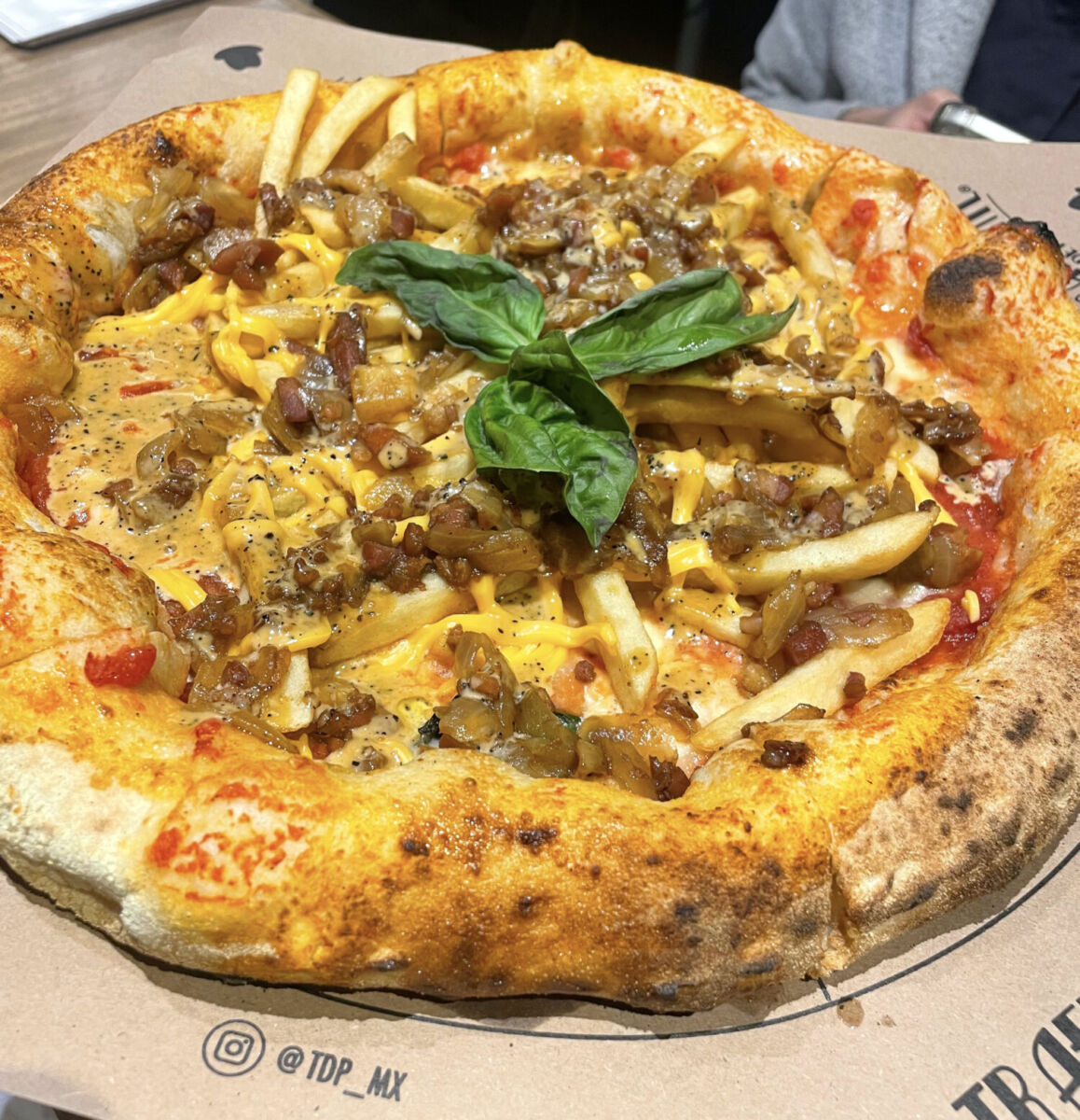 Pizza de masa madre con papas a la francesa y mermelada de tocino