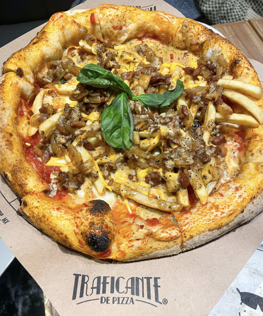 Pizza de masa madre con papas a la francesa y mermelada de tocino