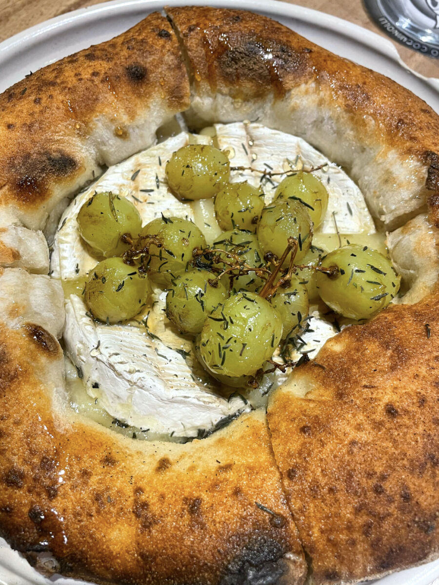 Pizza de masa madre con uvas y queso 