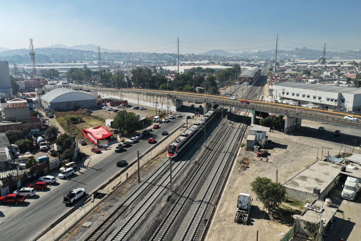 Vista aérea del Tren Suburbano en marcha 