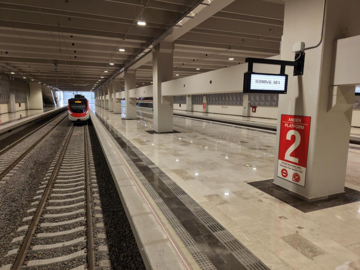 Tren Suburbano en la nueva terminal AIFA