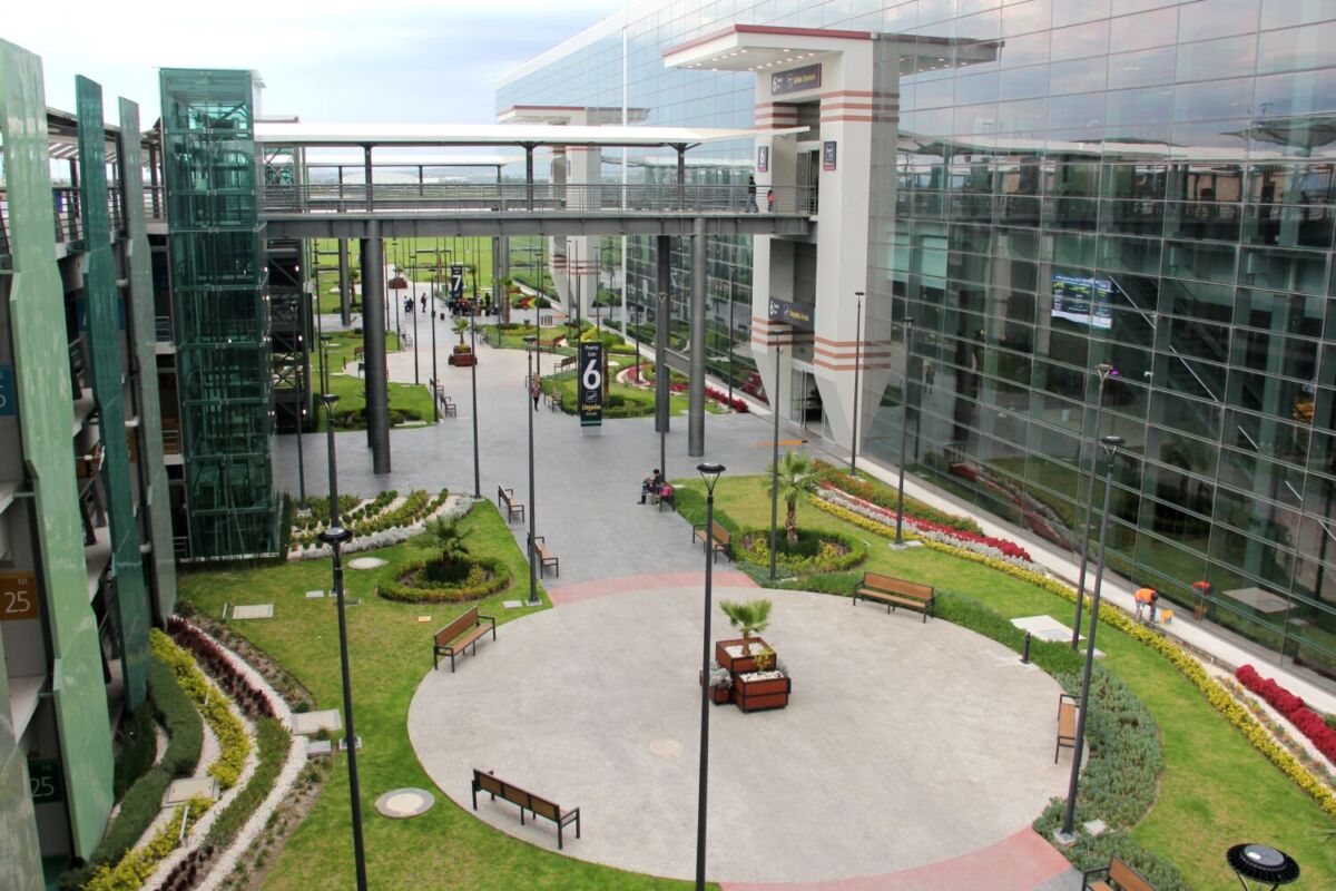 Jardineras del nuevo Aeropuerto Internacional Felipe Ángeles