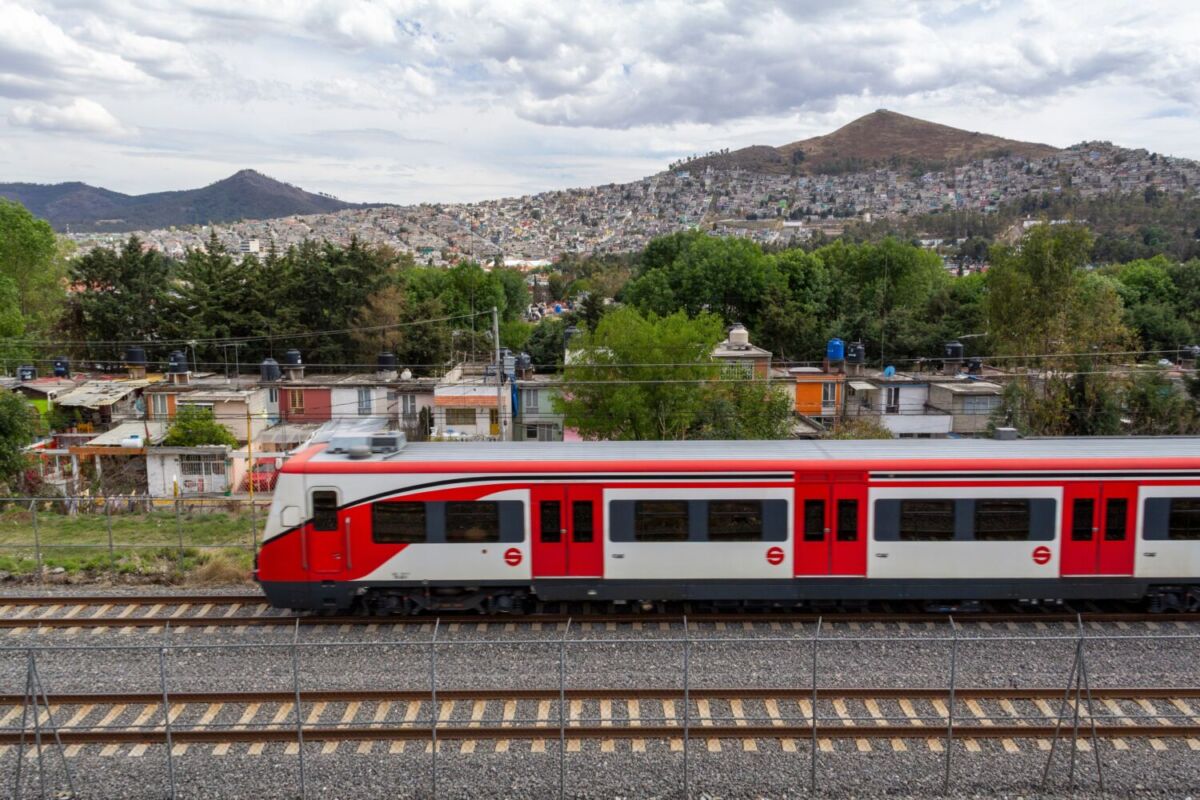Tren Suburbano en marcha con un cerro al fondo 