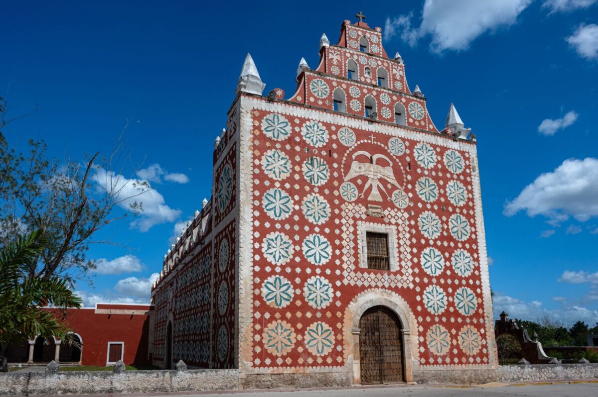 fachada de una iglesia colonial en el pueblo de Uayma 