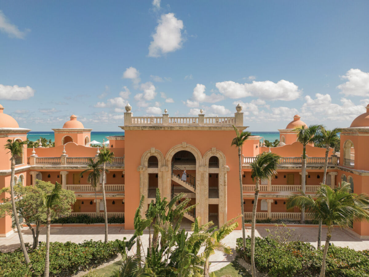 hotel de lujo que evoca ser un castillo colonial