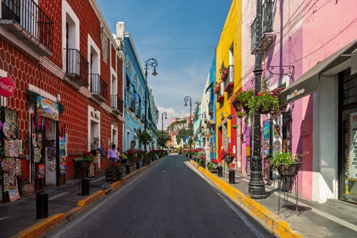 calles coloridas en un Pueblo Mágico de Puebla 