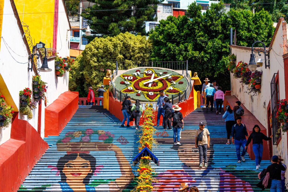 Escalera en pueblo mexicano pintada con un mural 
