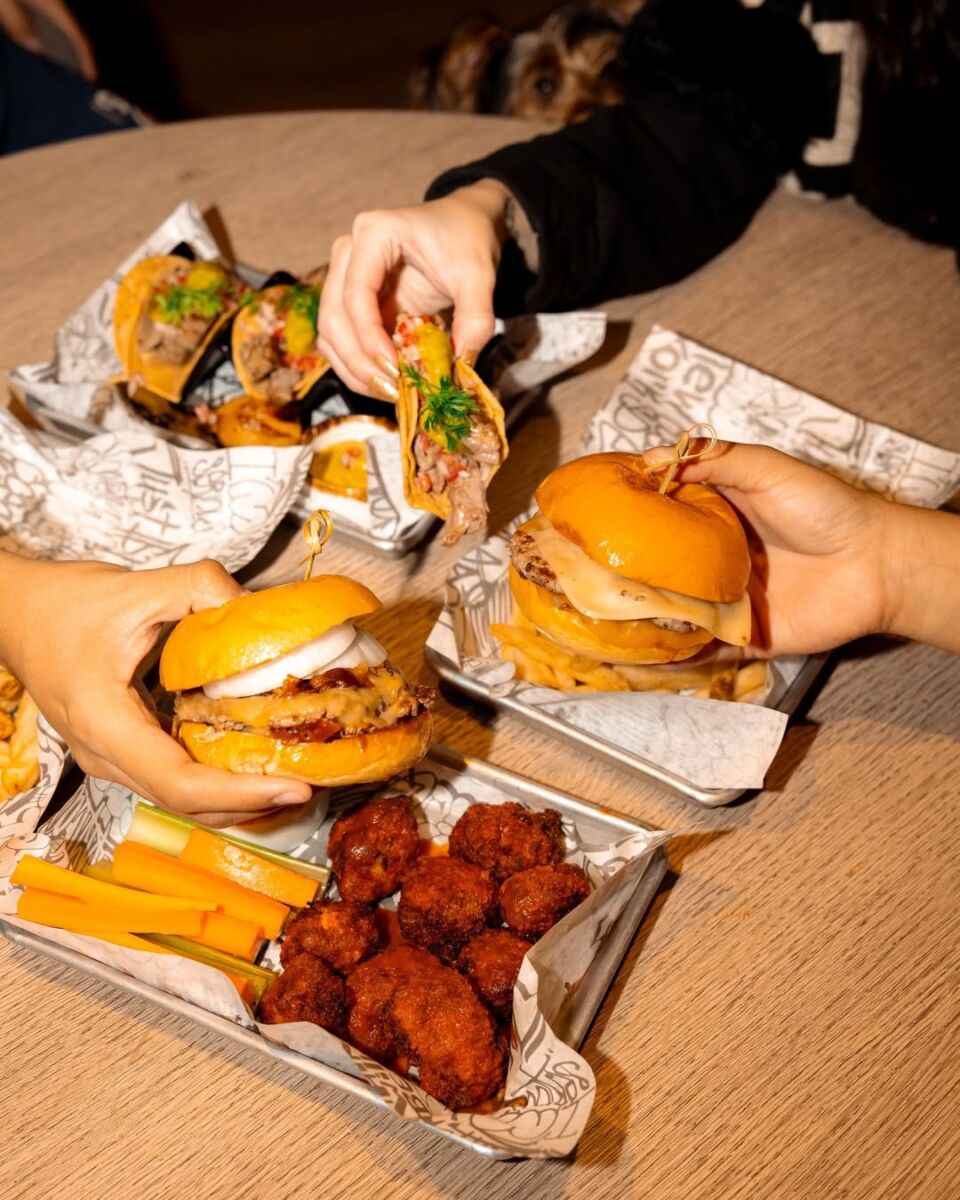 hamburguesas, boneless y tacos en Wooftop Condesa  