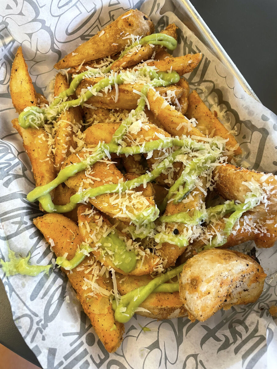 Papas gajo con guacamole en Wooftop Condesa 