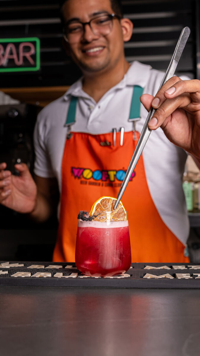 Cóctel de fresa en Wooftop Condesa 