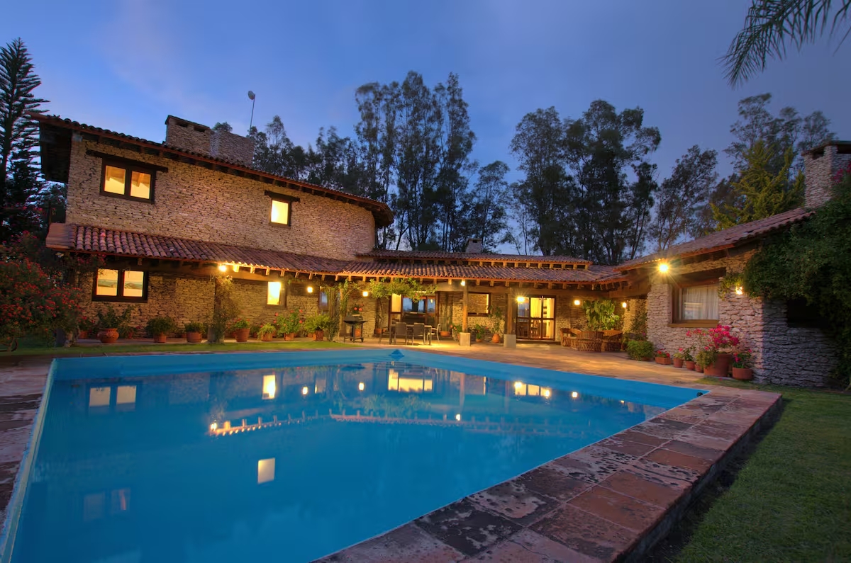 casa de verano con alberca de noche