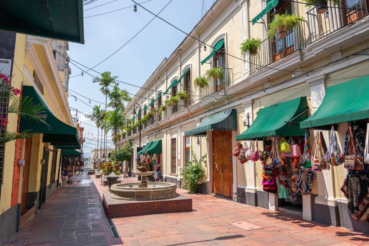 La calle peatonal de México con cafecitos, buena comida y un saxofonista que romantiza tus caminatas 