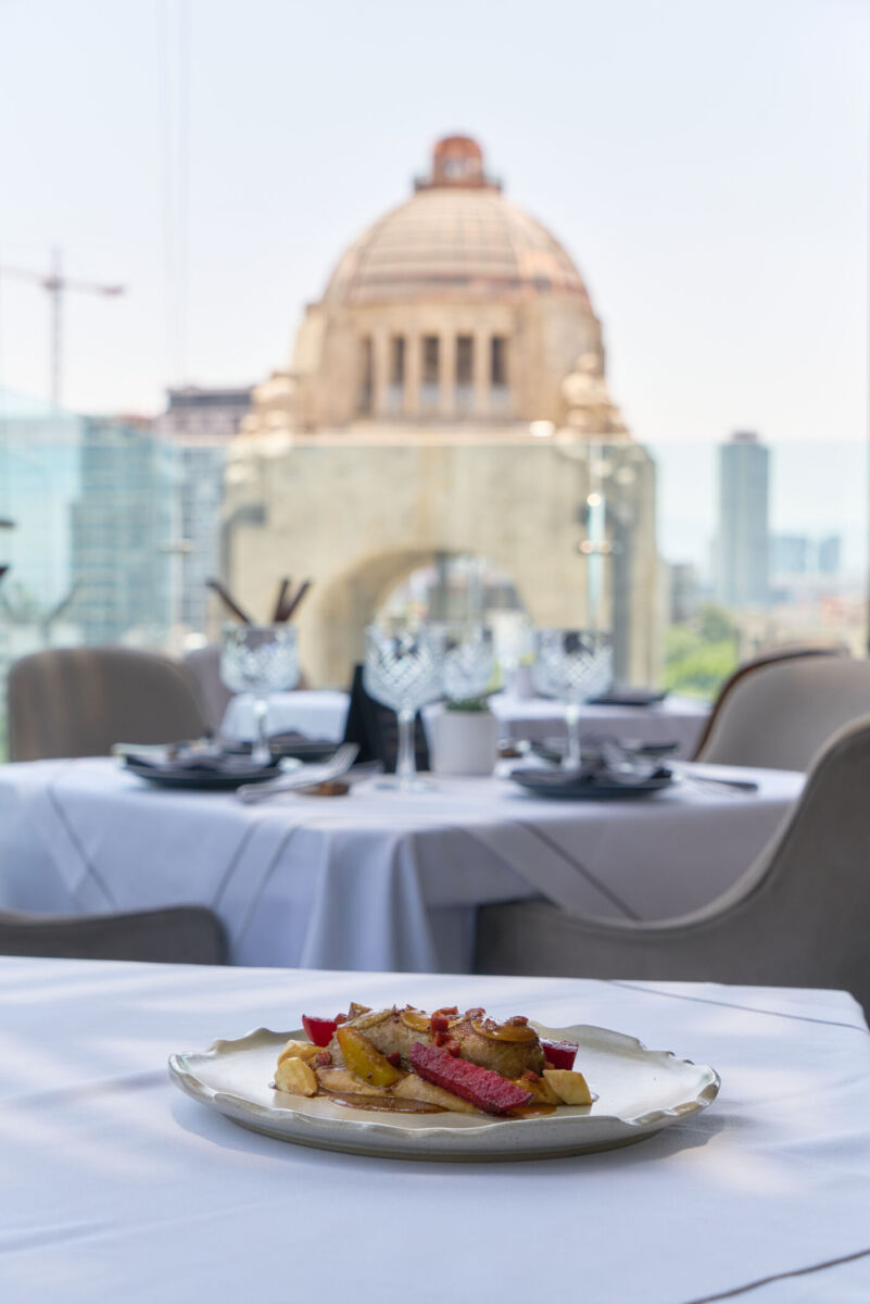 Mesas del restaurante Arango y al fondo el Monumento a la Revolución