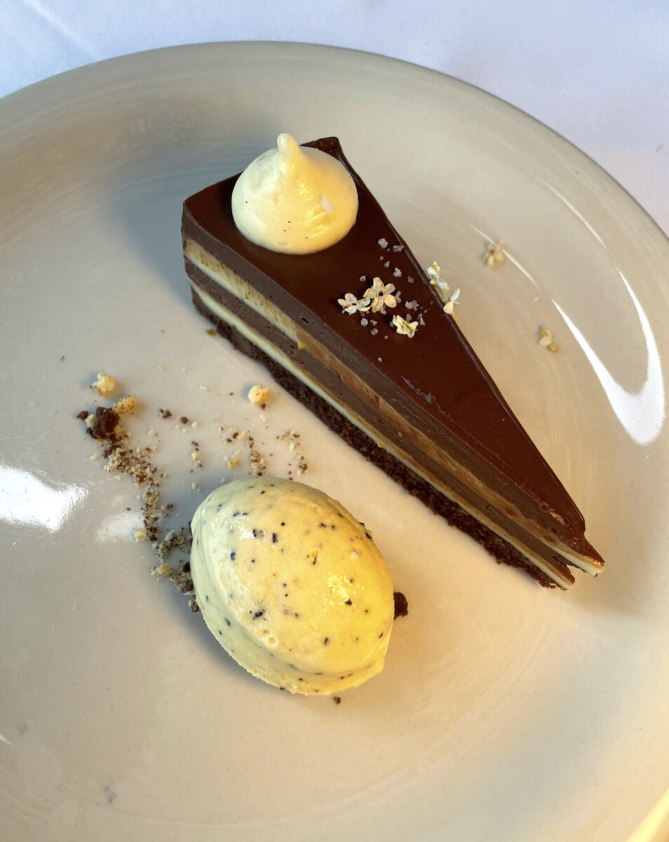 Pastel de chocolate con helado de maracuyá y aceite de oliva