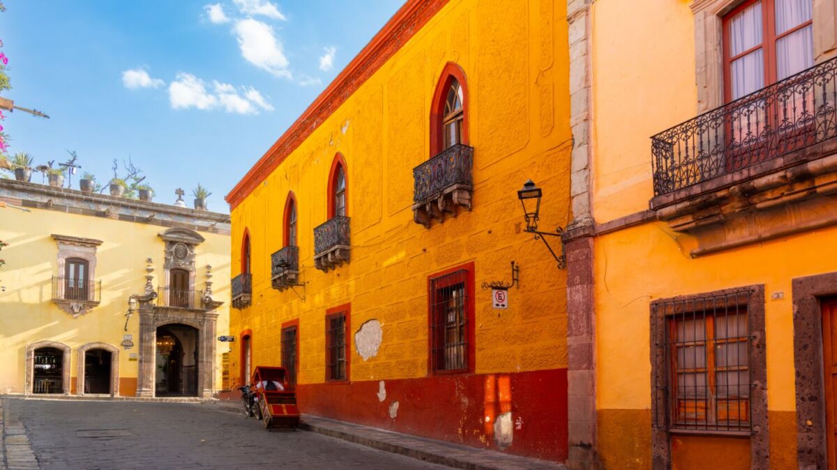 calle con casas coloniales en San Miguel de Allende 
