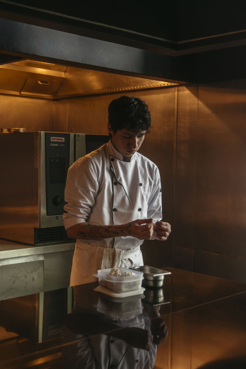 Chef cocinando en resturante 