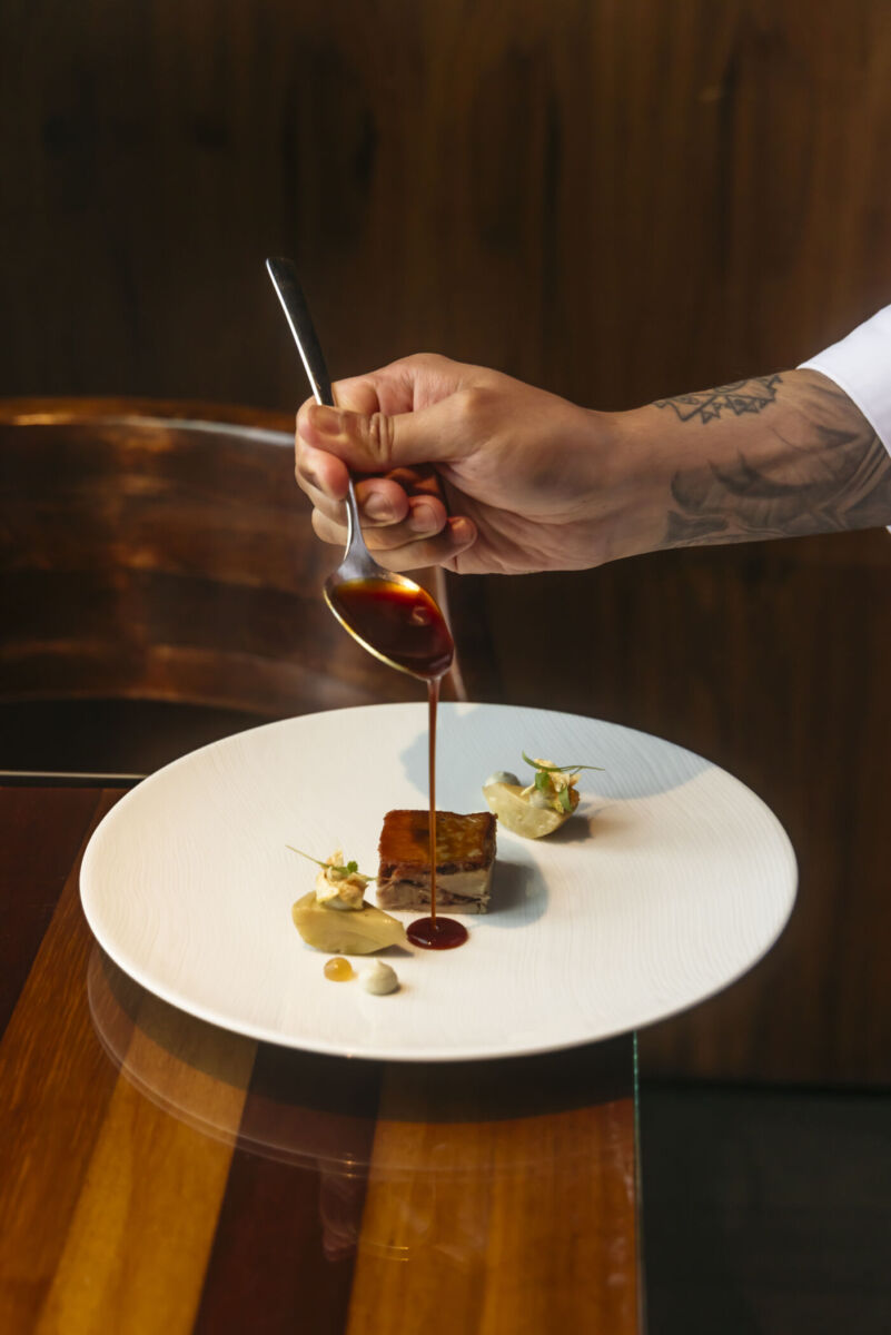 chef arreglando un platillo elegante