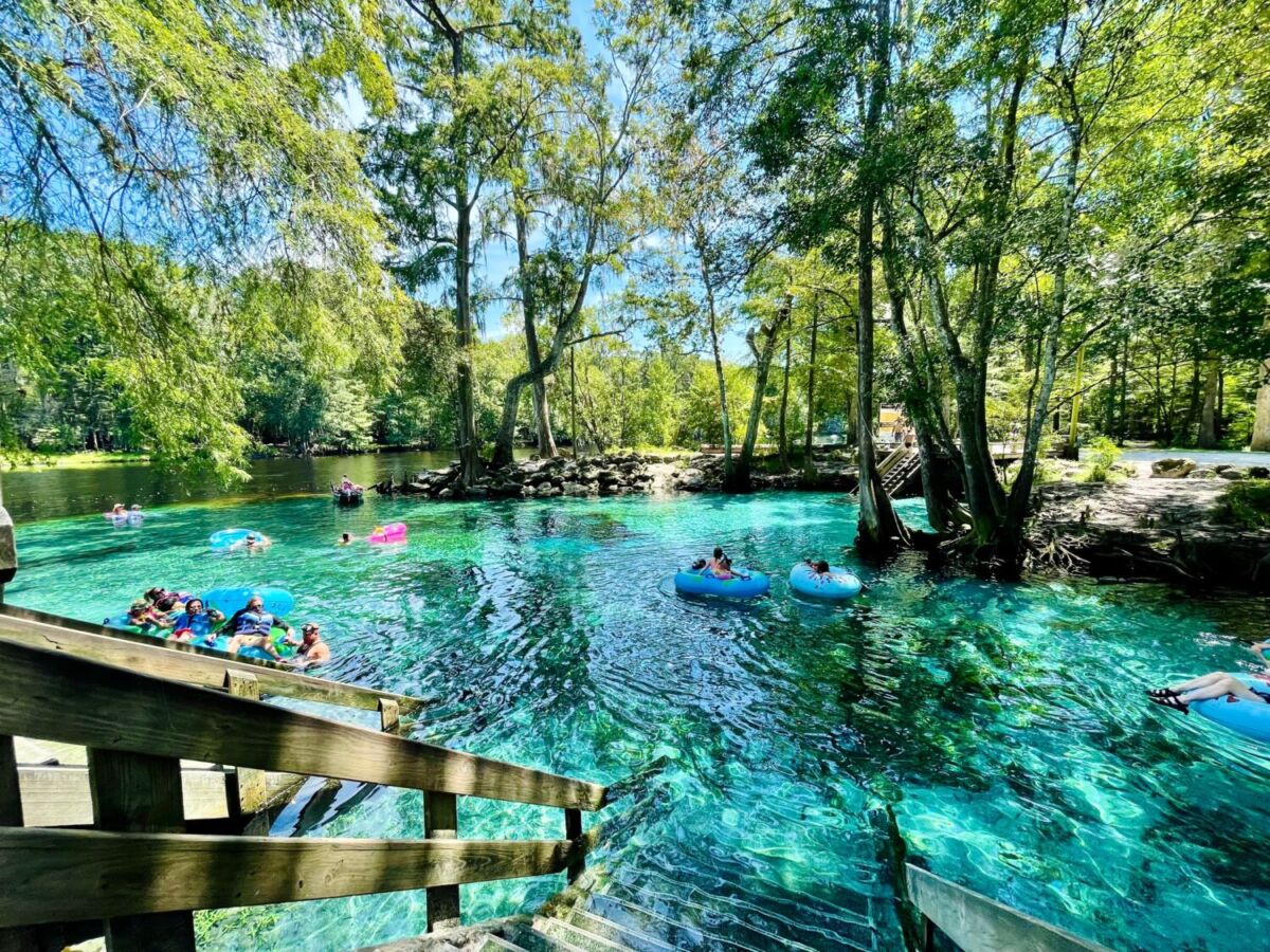 balneario natural con personas nadando